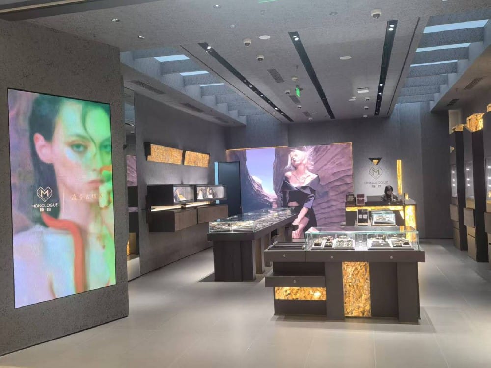 The jewelry lighting case of Chow Tai Fook MONOLOGUE Store in Henglong Plaza, Wuhan