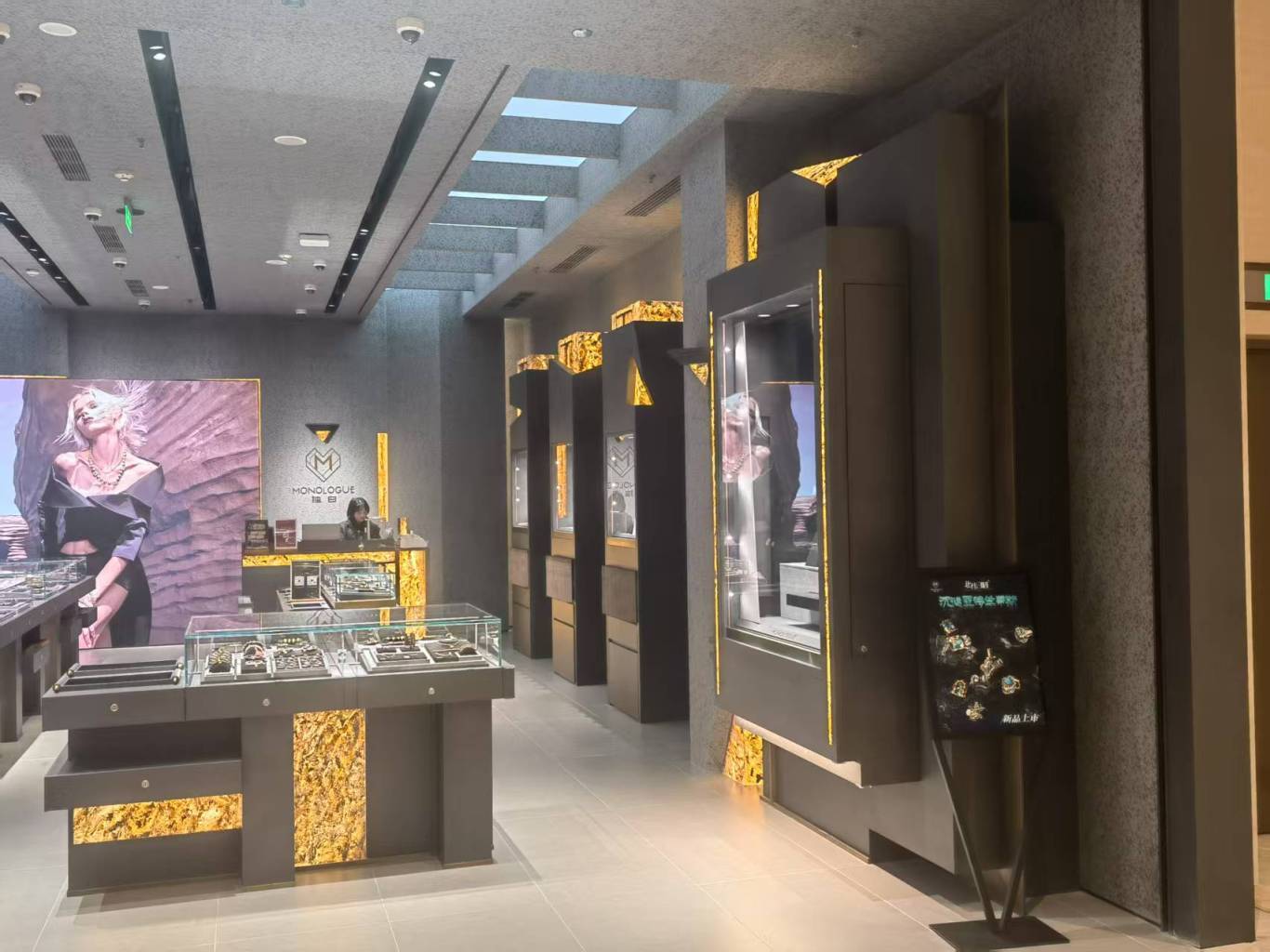 The jewelry lighting case of Chow Tai Fook MONOLOGUE Store in Henglong Plaza, Wuhan