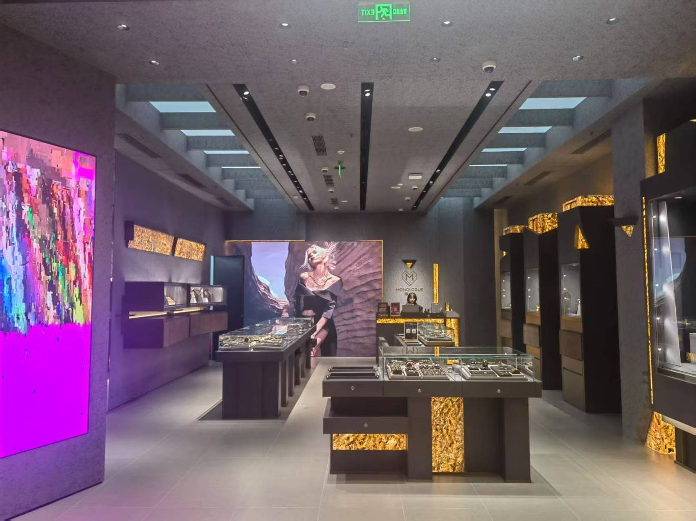 The jewelry lighting case of Chow Tai Fook MONOLOGUE Store in Henglong Plaza, Wuhan