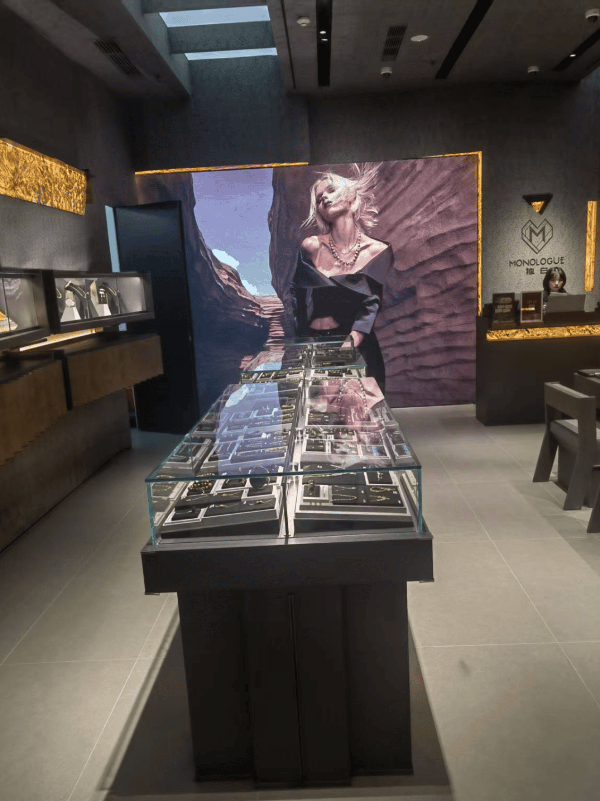 The jewelry lighting case of Chow Tai Fook MONOLOGUE Store in Henglong Plaza, Wuhan