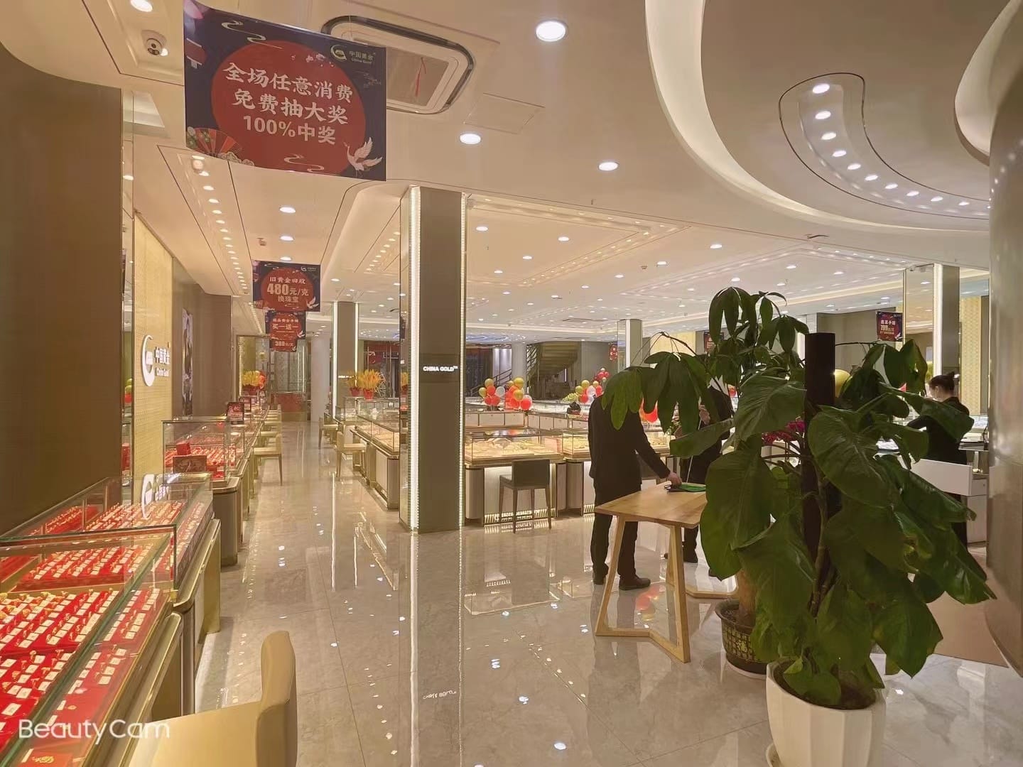 Jewelry lighting case of China Gold Store on Shengli Road Pedestrian Street in Nanchang City