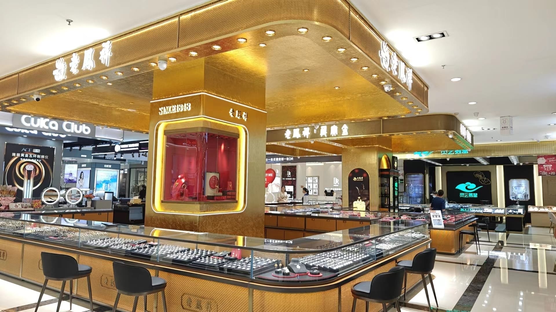 The jewelry lighting case of Laofengxiang in Xinyang, Henan Province