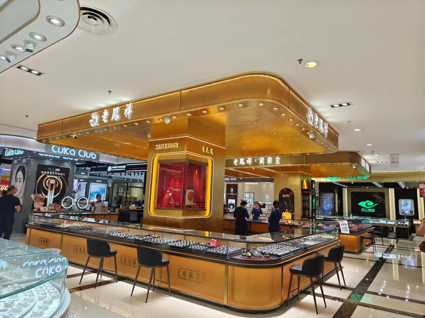 The jewelry lighting case of Laofengxiang in Xinyang, Henan Province