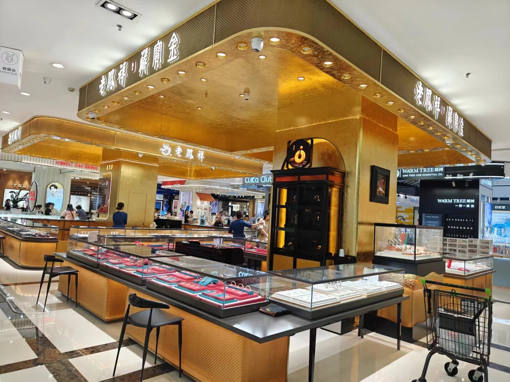 The jewelry lighting case of Laofengxiang in Xinyang, Henan Province