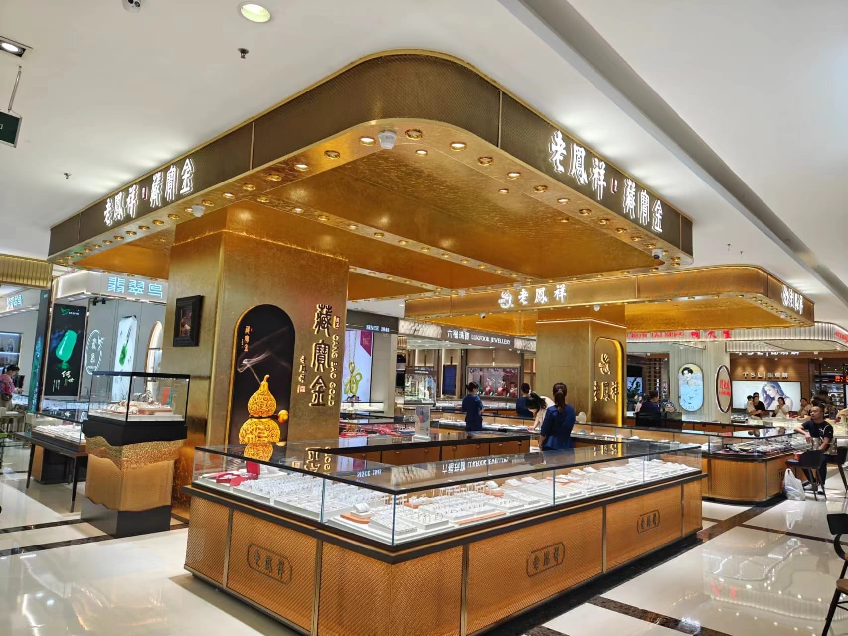 The jewelry lighting case of Laofengxiang in Xinyang, Henan Province