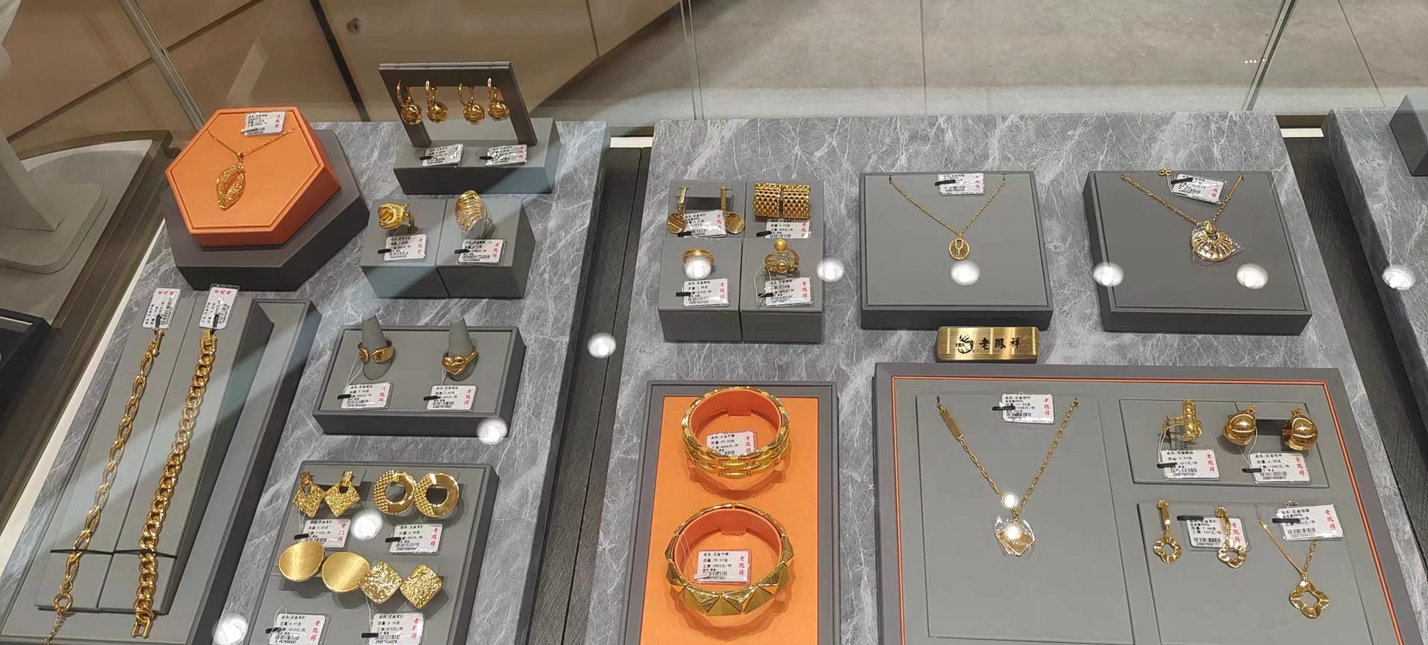 Jewelry lighting, commercial lighting,LED lighting solutions, jewelry store lighting design, high-end store lighting, green lighting, intelligent lighting systems, Hefei lighting companies, Laofengxiang lighting cases, jewelry display lighting, lighting solutions, professional jewelry lighting, lighting upgrade cases, energy-saving lighting, commercial space lighting