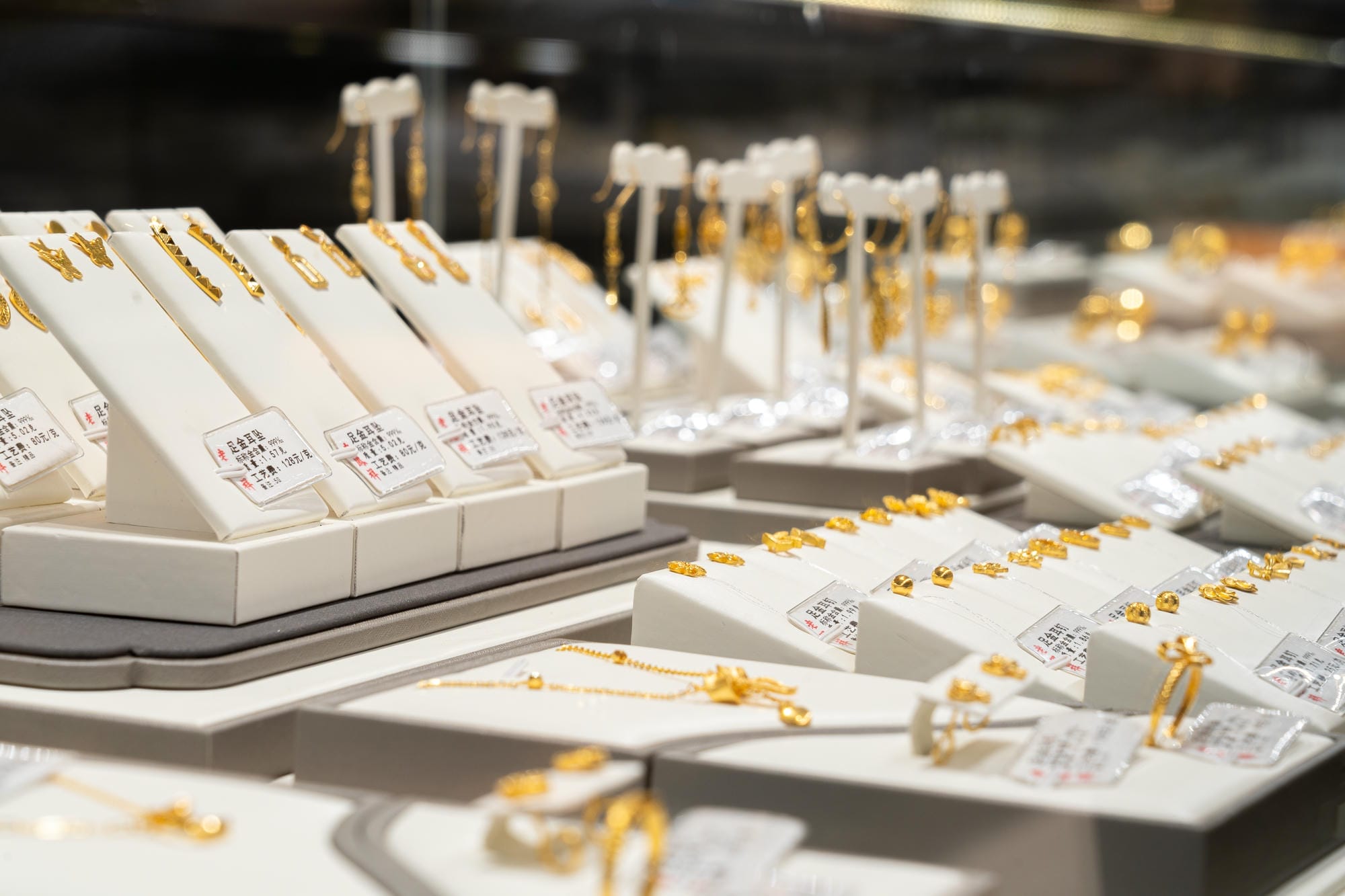 Jewelry lighting case of Laofengxiang (Asia Square) in Zhengzhou, Henan Province