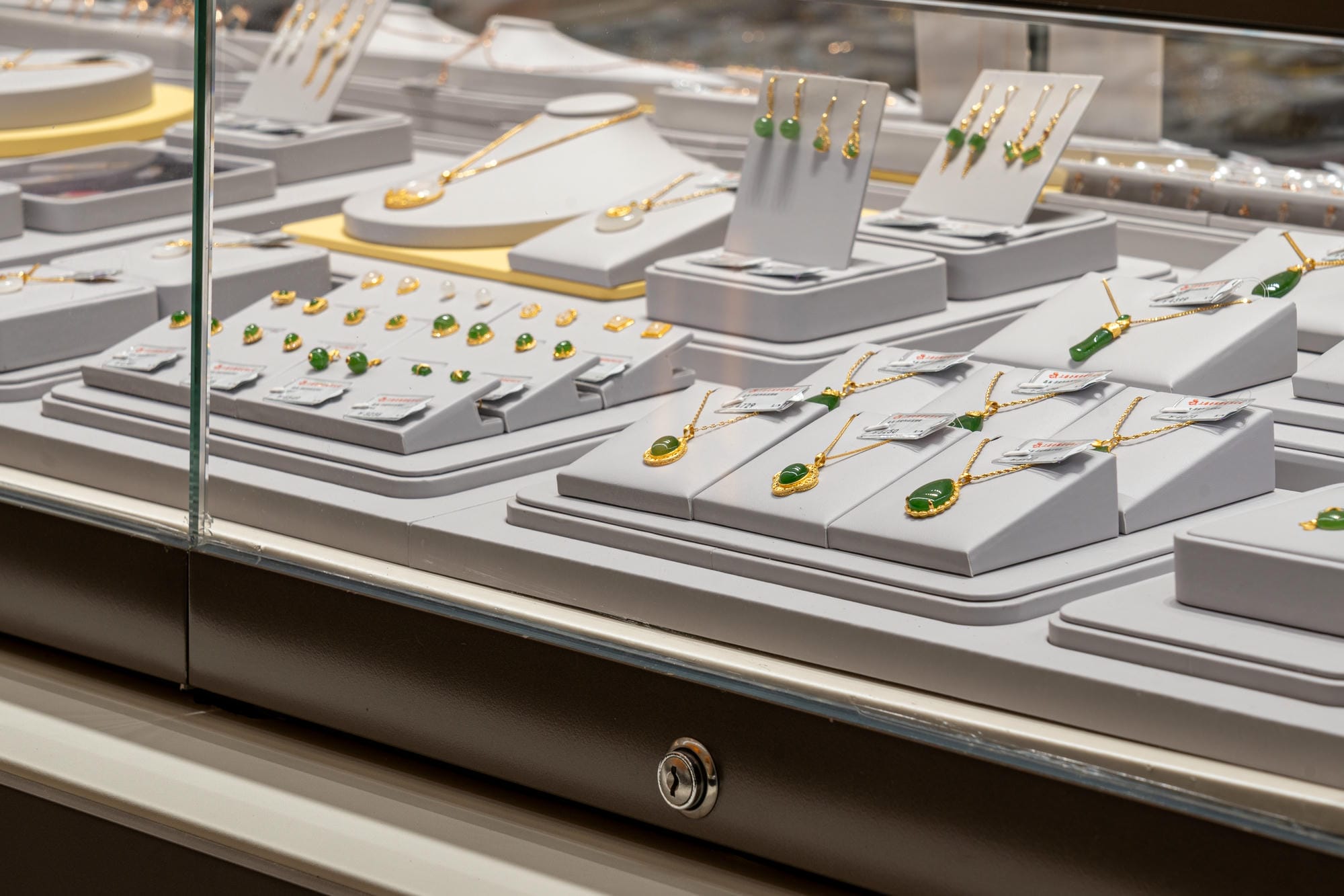 Jewelry lighting case of Laofengxiang (Asia Square) in Zhengzhou, Henan Province