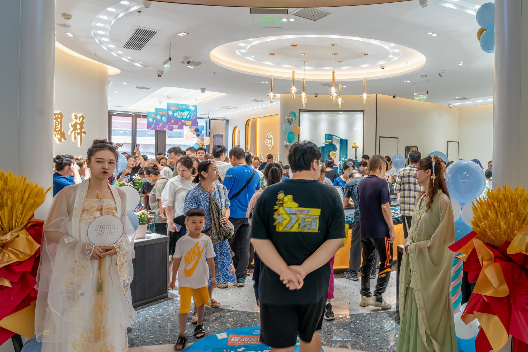 Jewelry lighting case of Laofengxiang (Asia Square) in Zhengzhou, Henan Province