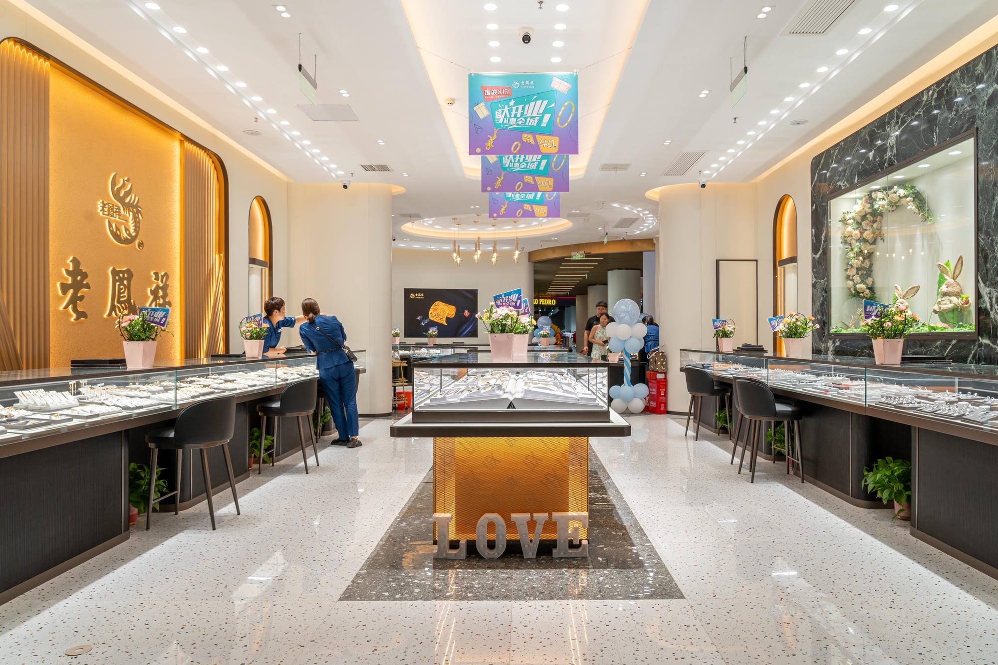 Jewelry lighting case of Laofengxiang (Asia Square) in Zhengzhou, Henan Province