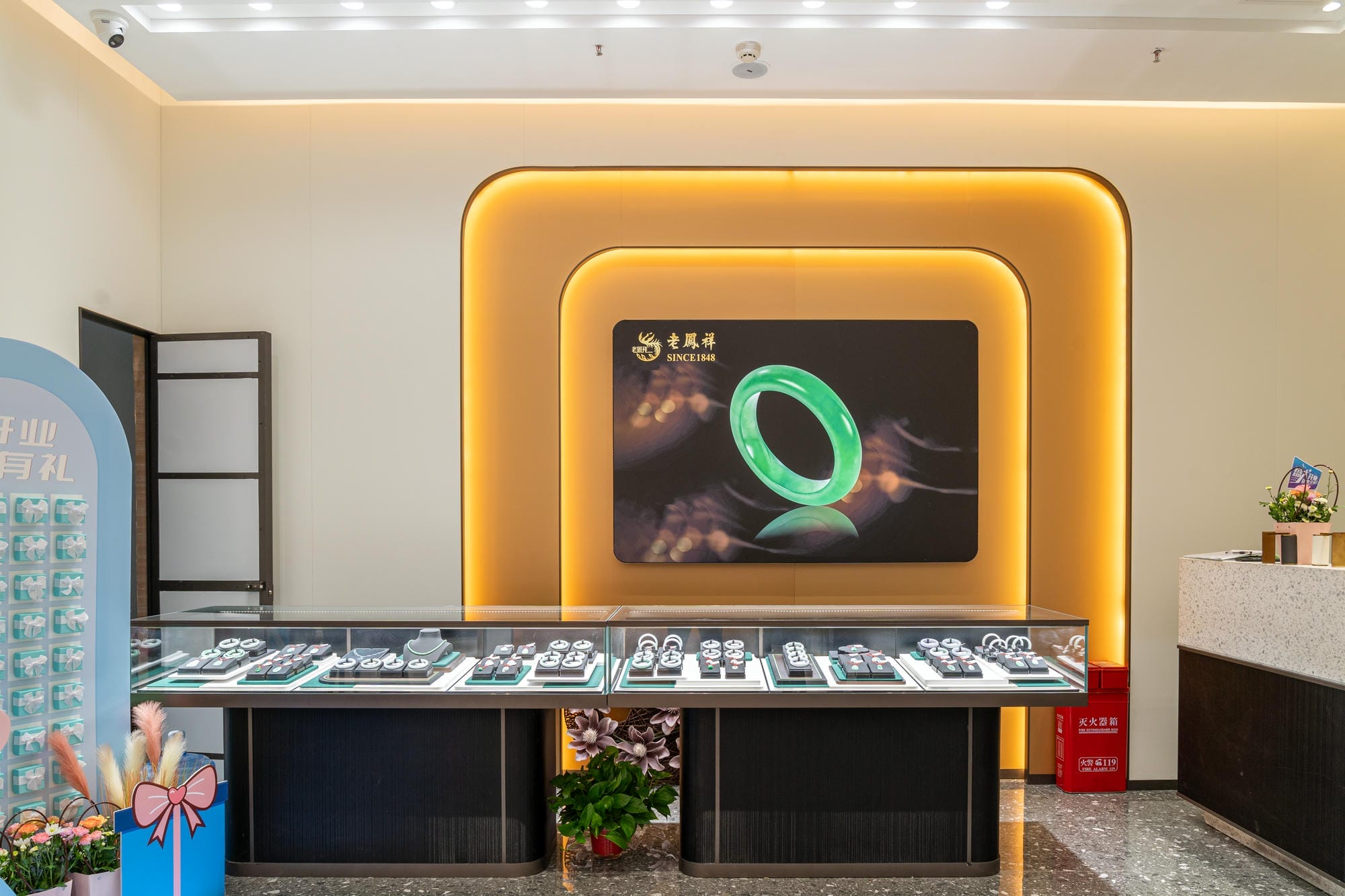 Jewelry lighting case of Laofengxiang (Asia Square) in Zhengzhou, Henan Province
