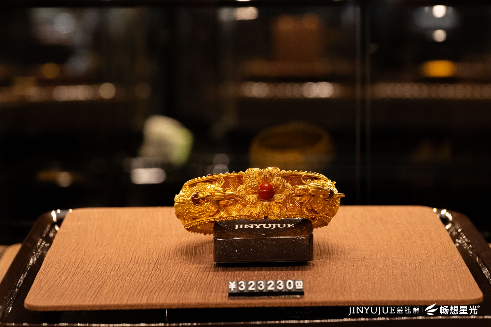 Jinyujue Jewelry Lighting Case: Reconstructing the Aesthetic Experience of High-end Jewelry with Light and Shadow Technology