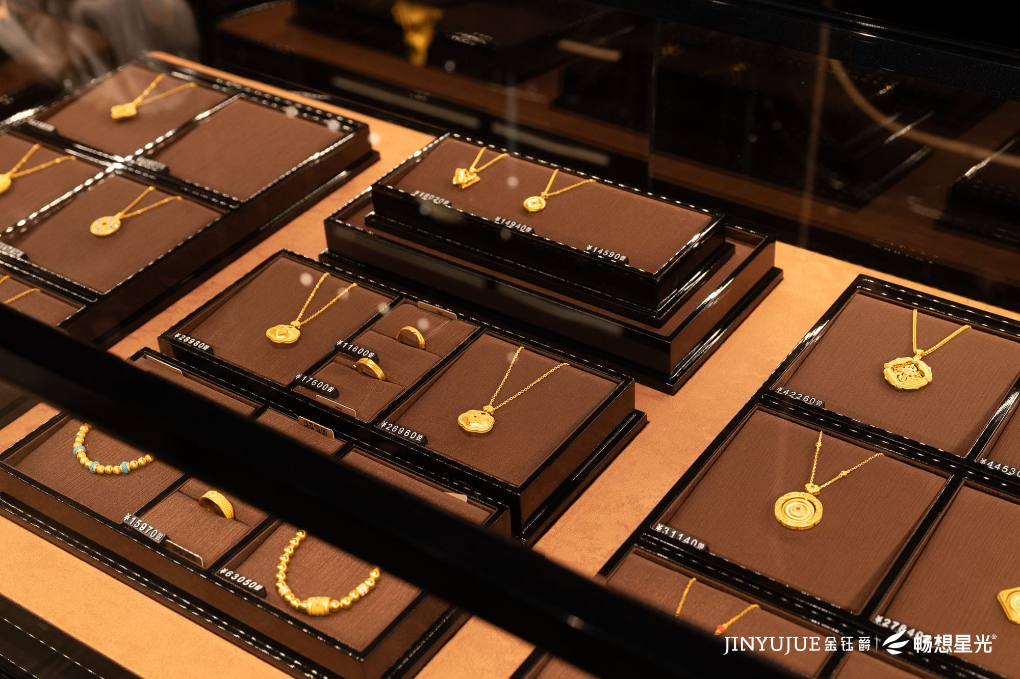 Jinyujue Jewelry Lighting Case: Reconstructing the Aesthetic Experience of High-end Jewelry with Light and Shadow Technology