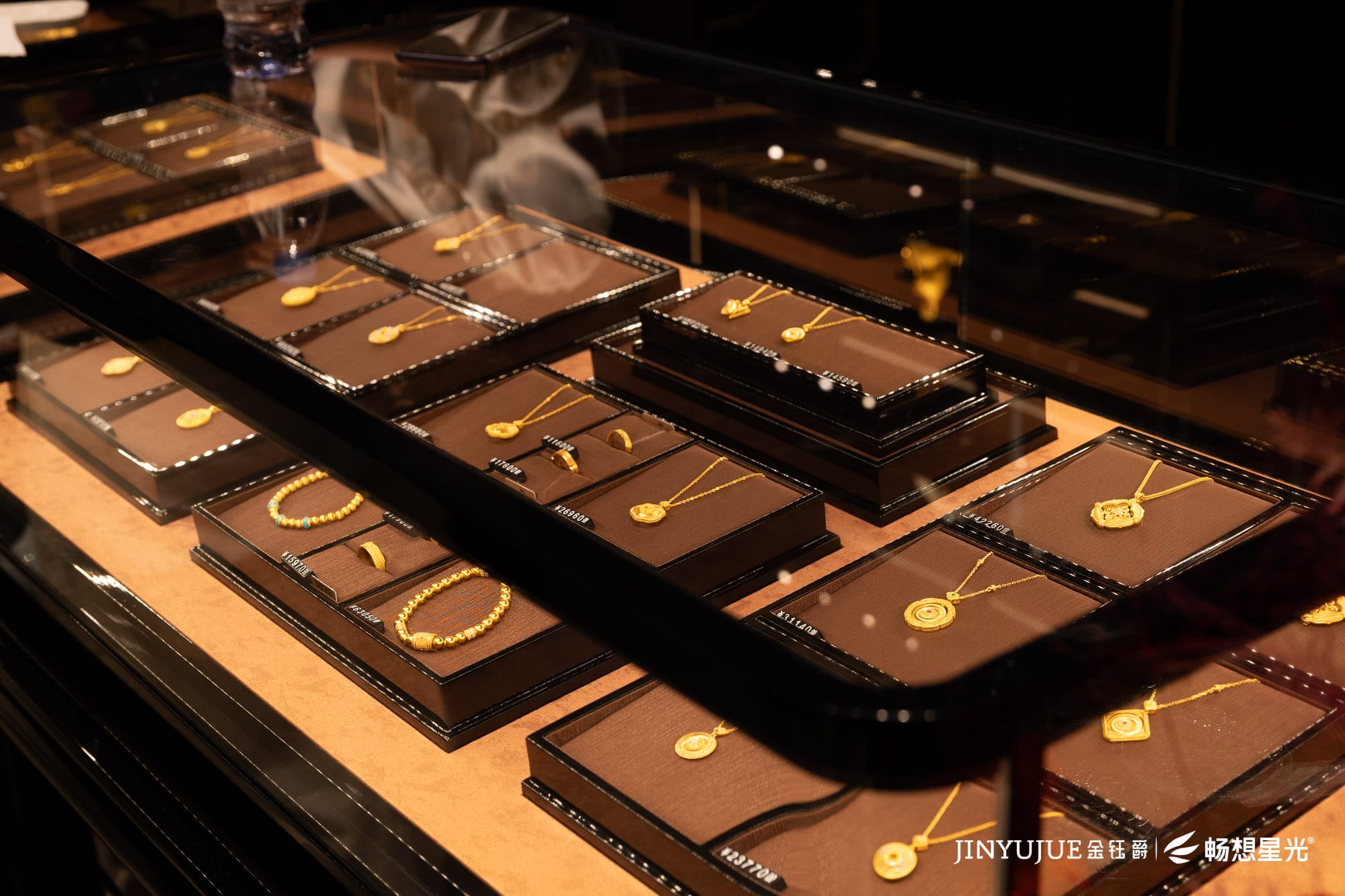 Jinyujue Jewelry Lighting Case: Reconstructing the Aesthetic Experience of High-end Jewelry with Light and Shadow Technology