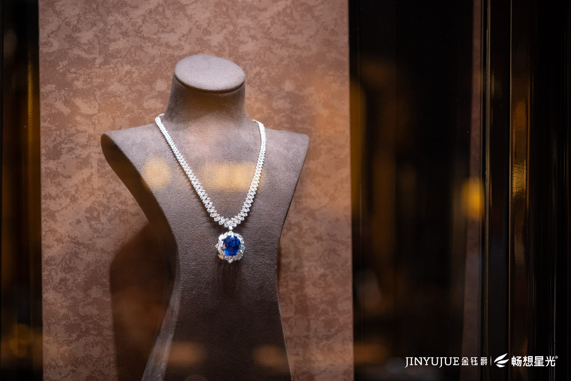 Jinyujue Jewelry Lighting Case: Reconstructing the Aesthetic Experience of High-end Jewelry with Light and Shadow Technology