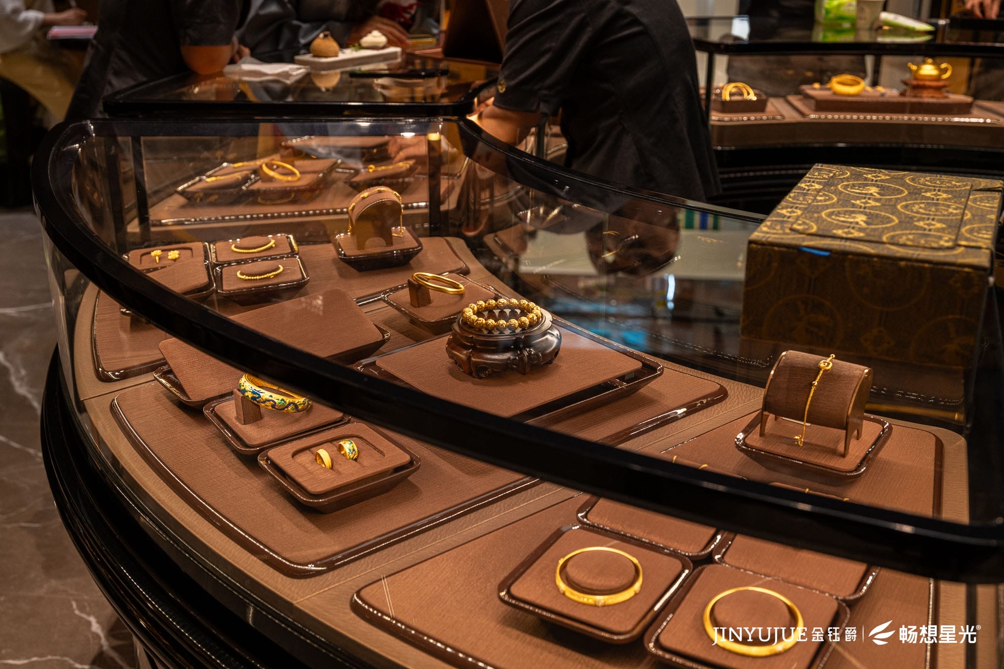 Jinyujue Jewelry Lighting Case: Reconstructing the Aesthetic Experience of High-end Jewelry with Light and Shadow Technology