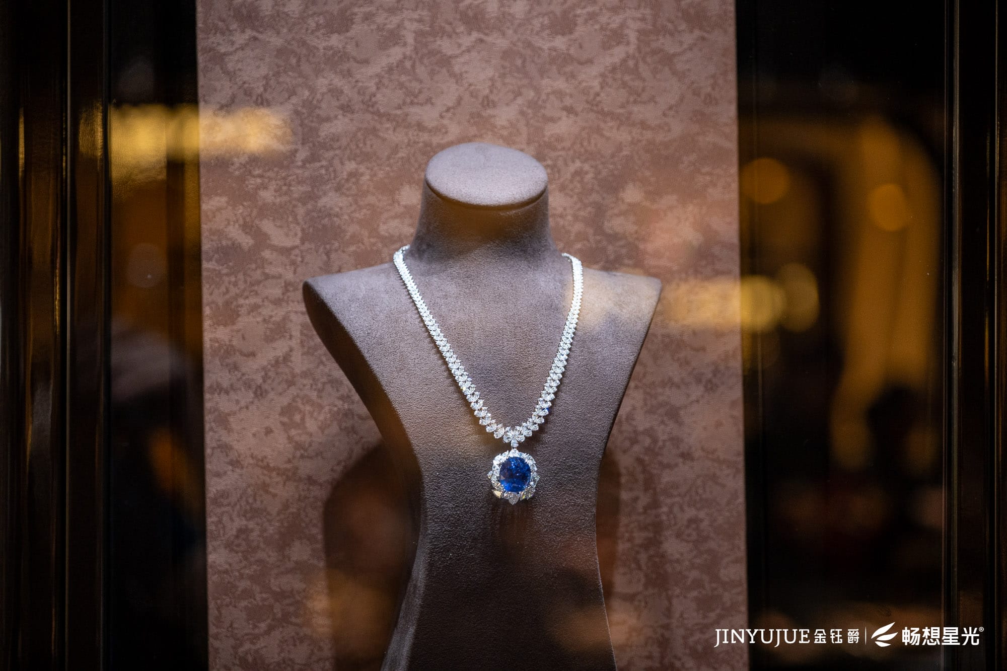 Jinyujue Jewelry Lighting Case: Reconstructing the Aesthetic Experience of High-end Jewelry with Light and Shadow Technology