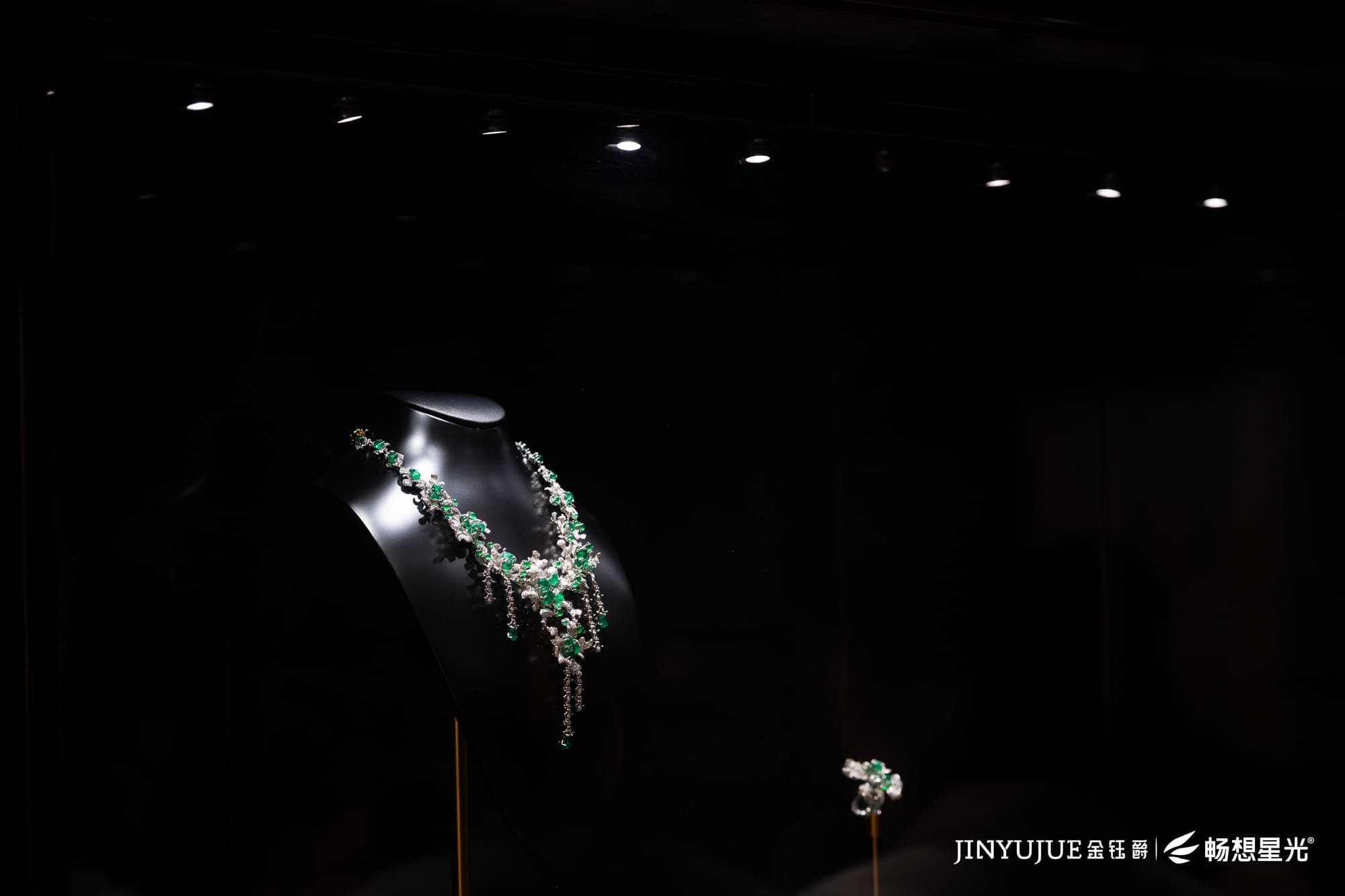Jinyujue Jewelry Lighting Case: Reconstructing the Aesthetic Experience of High-end Jewelry with Light and Shadow Technology