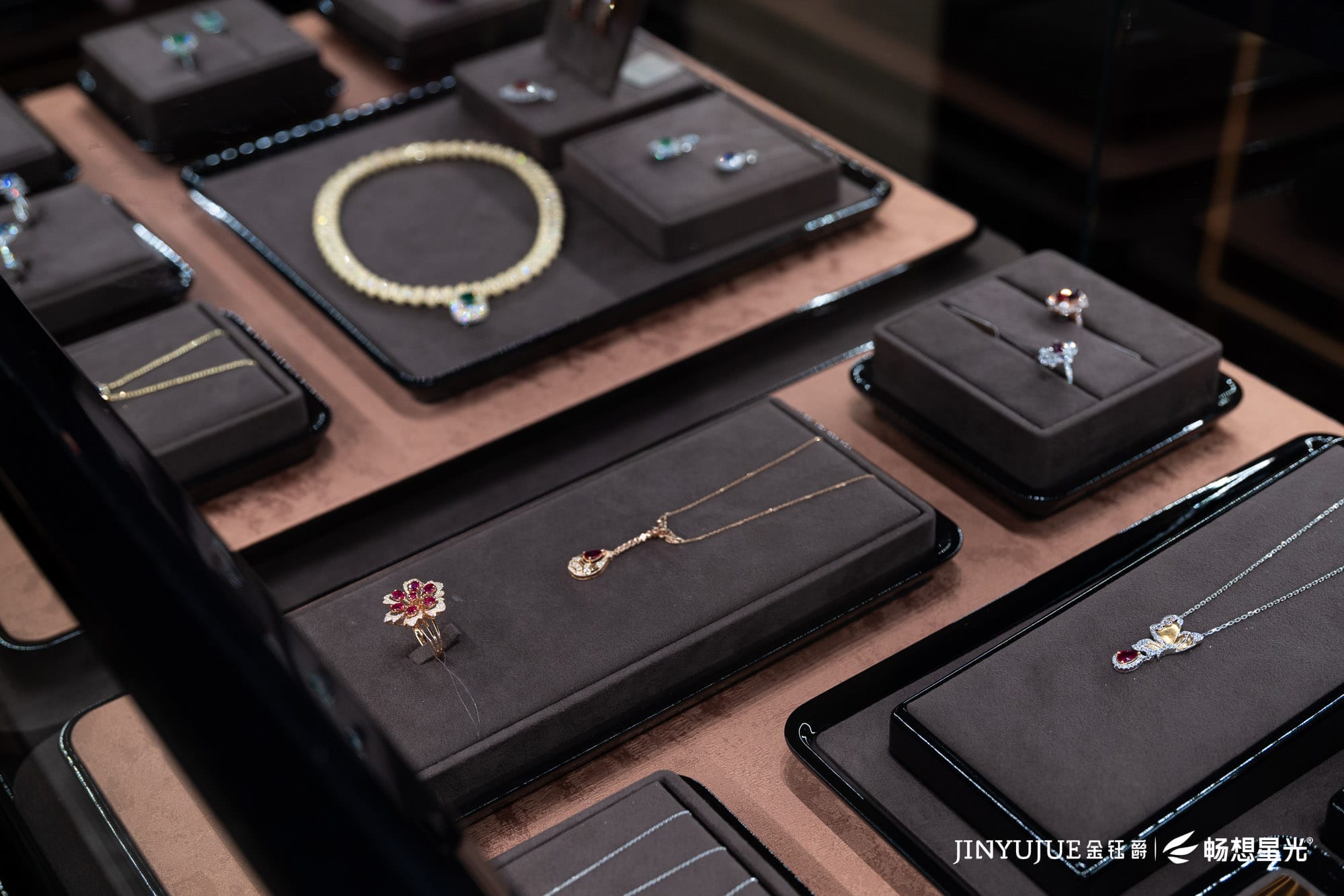 Jinyujue Jewelry Lighting Case: Reconstructing the Aesthetic Experience of High-end Jewelry with Light and Shadow Technology