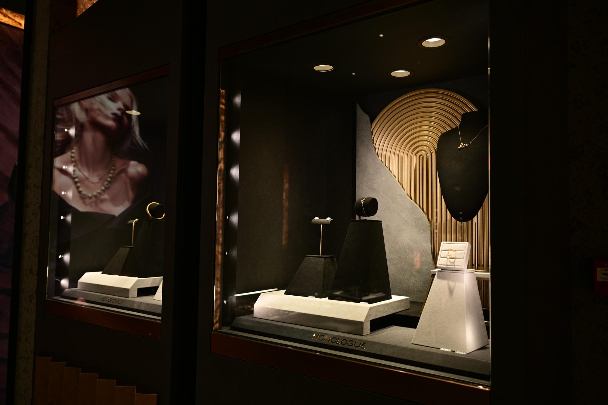 Hefei in77 MONOLOGUE Jewelry Lighting Case