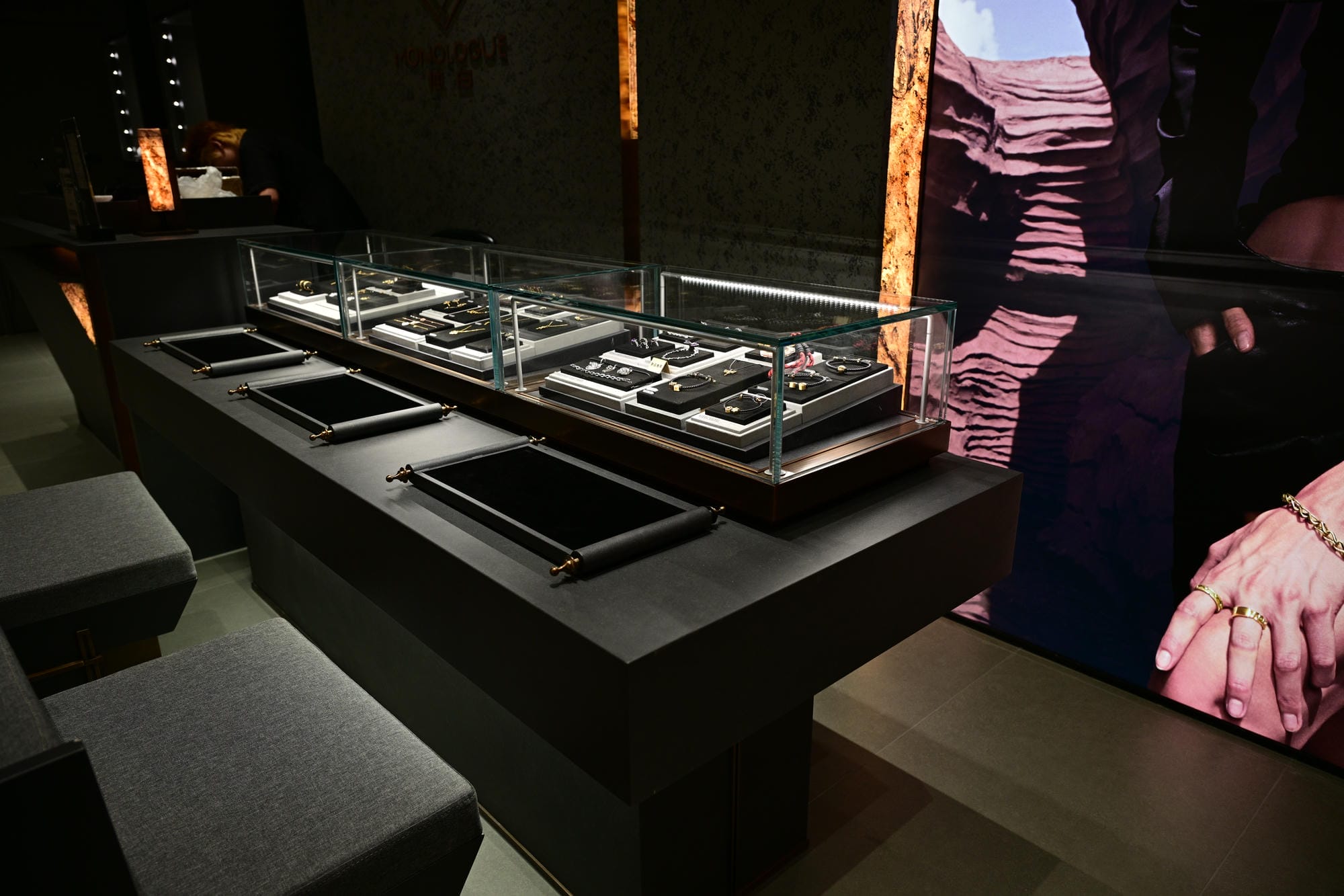 Hefei in77 MONOLOGUE Jewelry Lighting Case